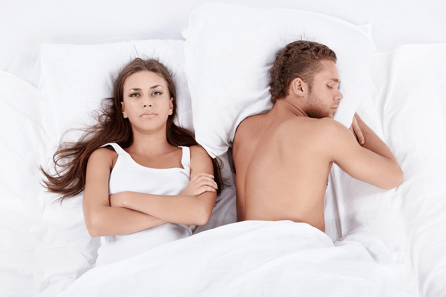 žena v posteli s mužom so slabou potenciou