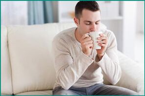 Muž pije čaj s mätou, ktorý chce vyliečiť erektilnú dysfunkciu. 